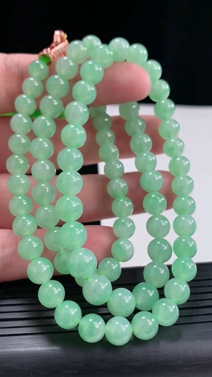 天然A货翡翠圆珠项链，尺寸7.2-81颗重量:58.11g
4月27日