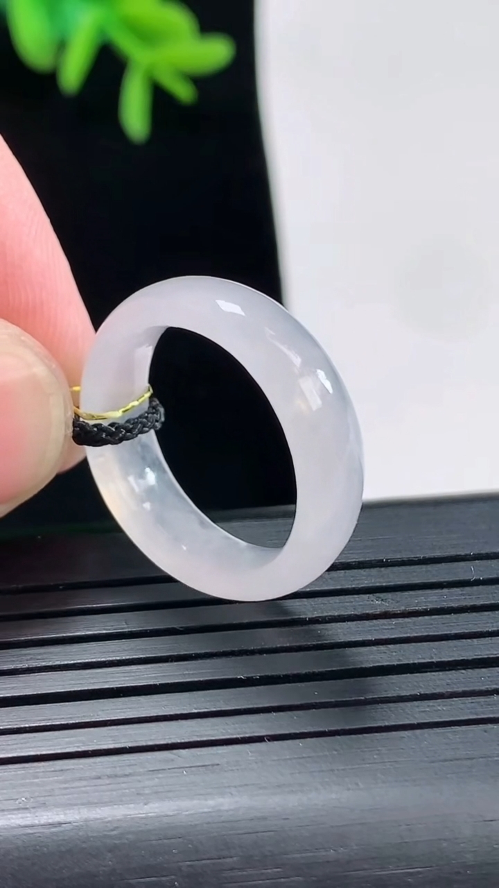 天然A货翡翠玉指环 戒指，尺寸17.5-6-3重量:3.31g2026年4月27日
工厂直销收藏佳品