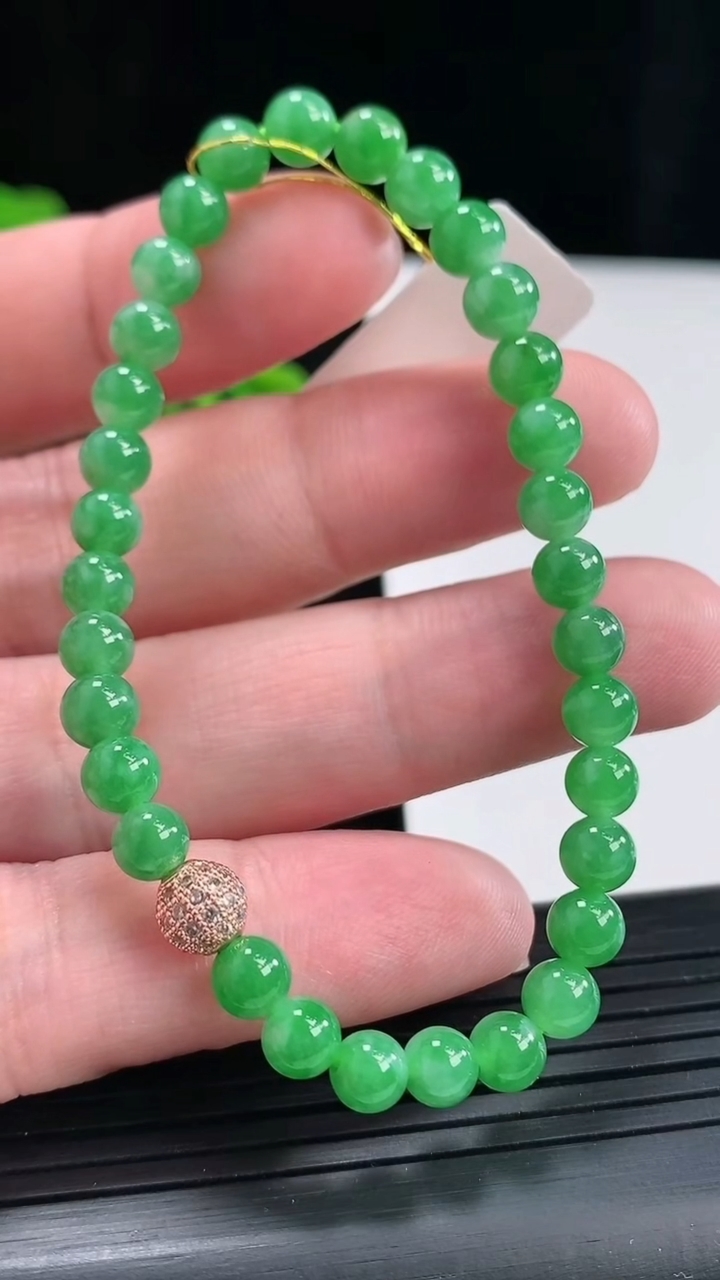 天然A货翡翠圆珠手串，尺寸5.5-32颗重量:8.89g4月27日
工厂直销收藏佳品,种好水足，色泽均匀，有种有色，上手高大气！
