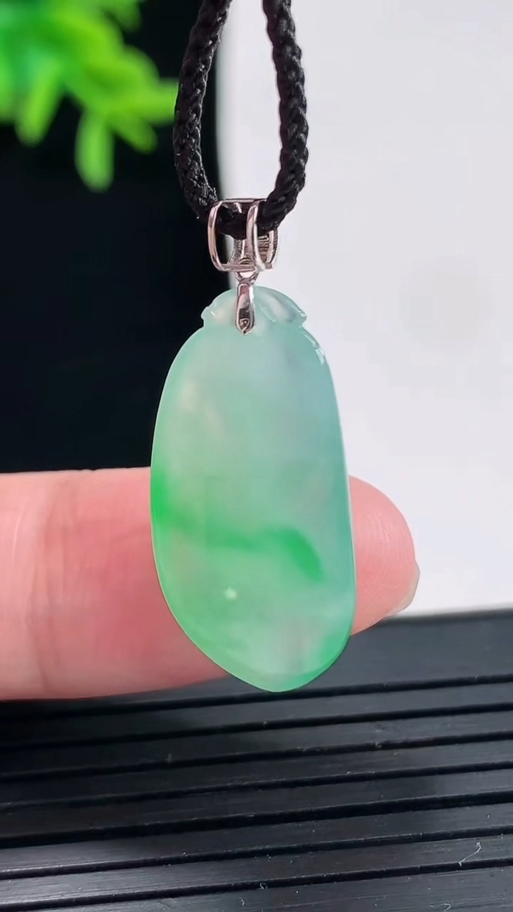 天然A货翡翠福瓜吊坠，尺寸21-12-5重量:2.84g
4月27日