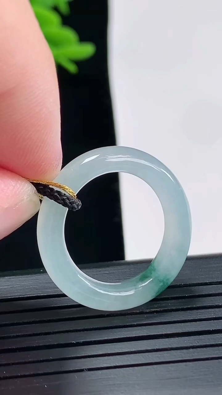 天然A货翡翠飘花玉指环 戒指，尺寸17.5-5.6-4重量:4.37g2026年4月27日
工厂直销收藏佳品,种好水足，色泽均匀，有种有色，上手高大气！