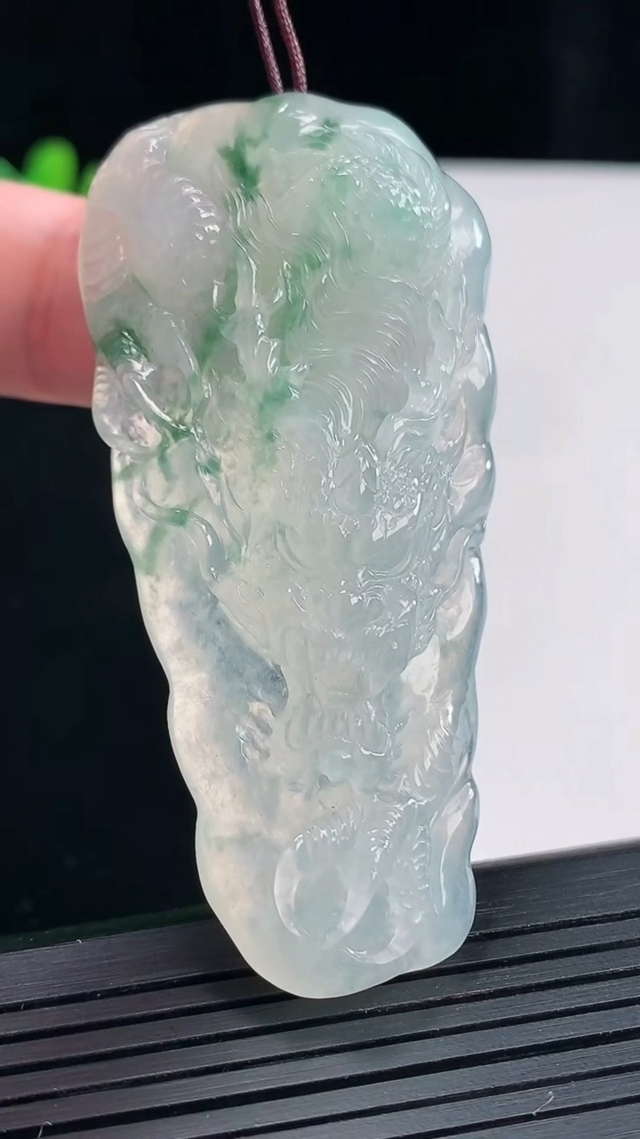 天然A货翡翠冰种飘花龙牌吊坠，尺寸65-32-10重量:28.59g
4月27日