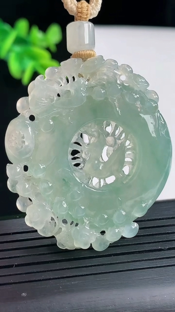 天然A货翡翠喜上眉梢吊坠，尺寸45.6-41.6-7.8重量:25.94g
4月27日