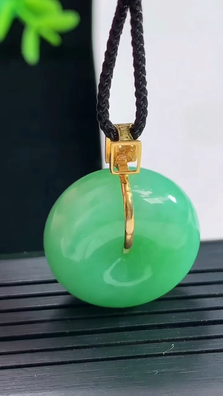 天然A货翡翠路路通吊坠，尺寸22-10.8重量:11.88g
4月27日