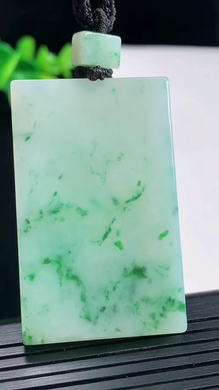 天然A货翡翠冰种飘花仿古无事牌吊坠，尺寸49.6-31-5重量:30.35
4月27日