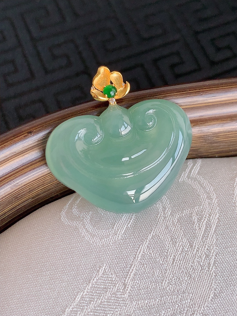 天然A货翡翠18K金扣头晴水如意吊坠 
尺寸26.6-19-26.5-5.4mm 重量5.85g 0