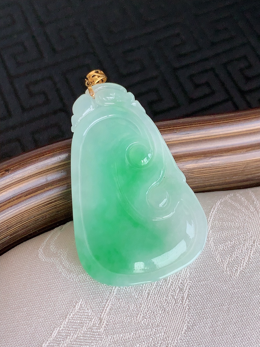 天然A货翡翠18K金扣头飘绿如意吊坠 
尺寸36.3-23.2-3mm 重量6.00g 0426