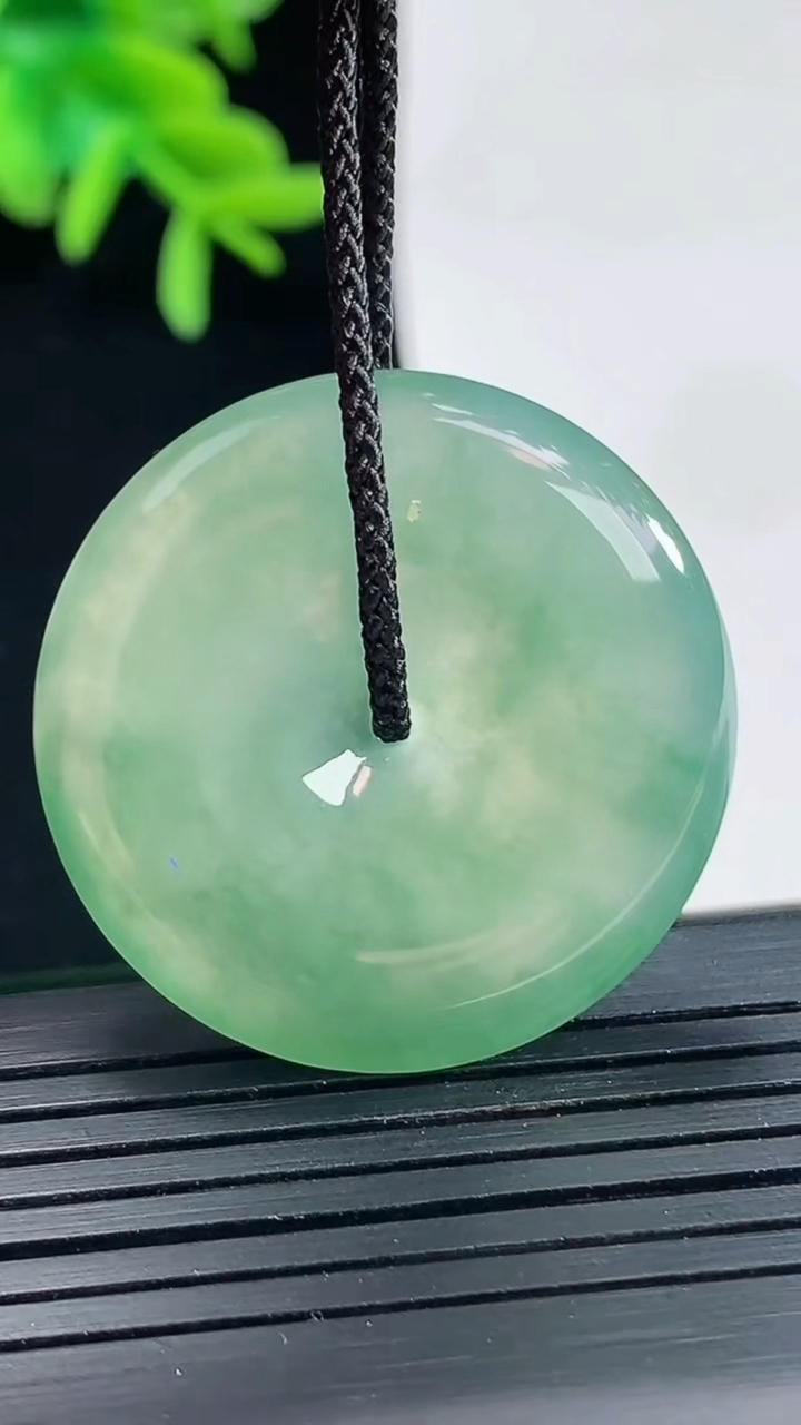 天然A货翡翠平安扣吊坠，尺寸32-5.8重量:12.36g
4月27日