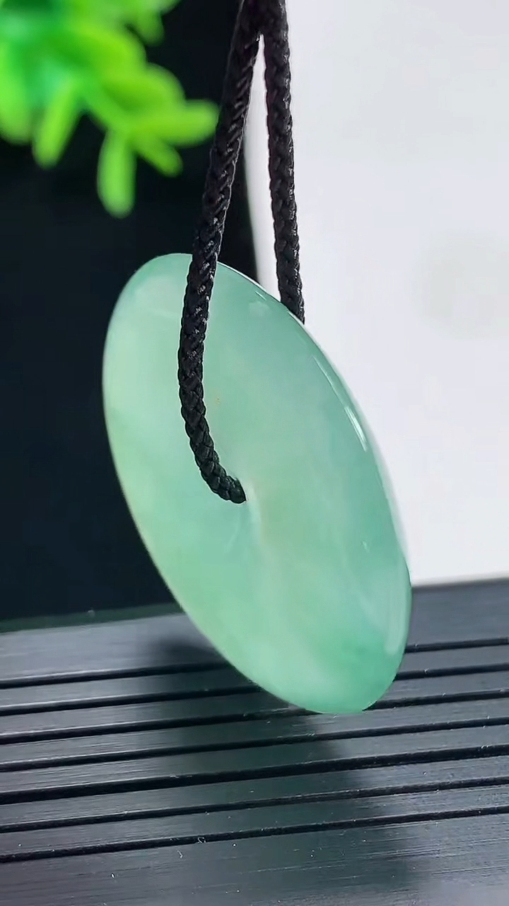 天然A货翡翠平安扣吊坠，尺寸32-5.8重量:12.36g
4月27日