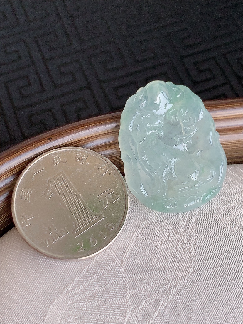 天然A货翡翠飘花生肖狗吊坠 
尺寸29.6-22.8-4.6mm 重量6.68g 0426