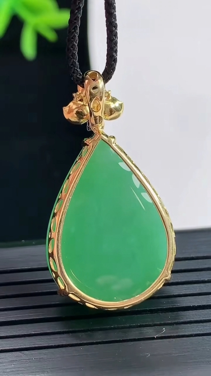 天然A货翡翠水滴吊坠，尺寸35-19-11，裸石25-19重量:8.48g
4月27日