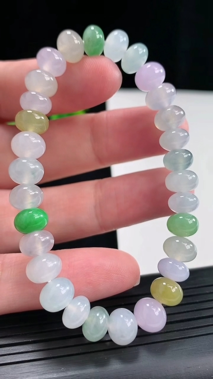 天然A货翡翠三彩算盘珠手串，尺寸8.6-6重量:24.18g4月27日
工厂直销收藏佳品,种好水足，