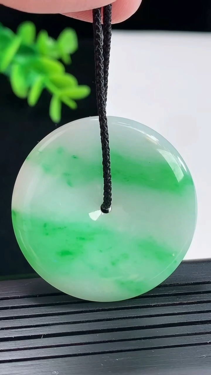 天然A货翡翠平安扣吊坠，尺寸38-5.2重量:16.50g
4月27日