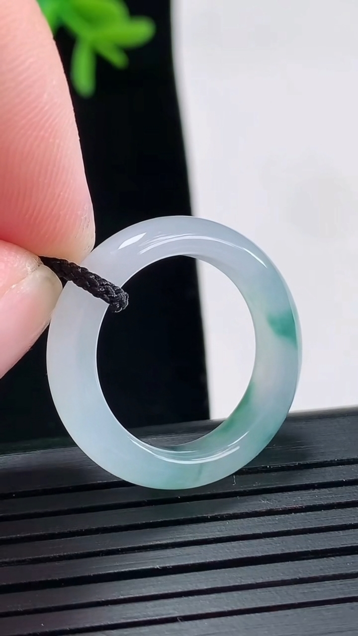 天然A货翡翠冰种飘花玉指环 戒指，尺寸18-5.8-3.5重量:4.18g2026年4月27日
工厂直销收藏佳品,种好水足，色泽均匀，有种有色，上手高大气！