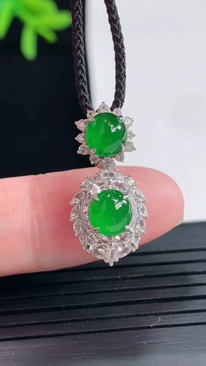 天然A货翡翠蛋面吊坠，尺寸23-11-7.6，裸石6-5.5重量:2.74g
4月27日