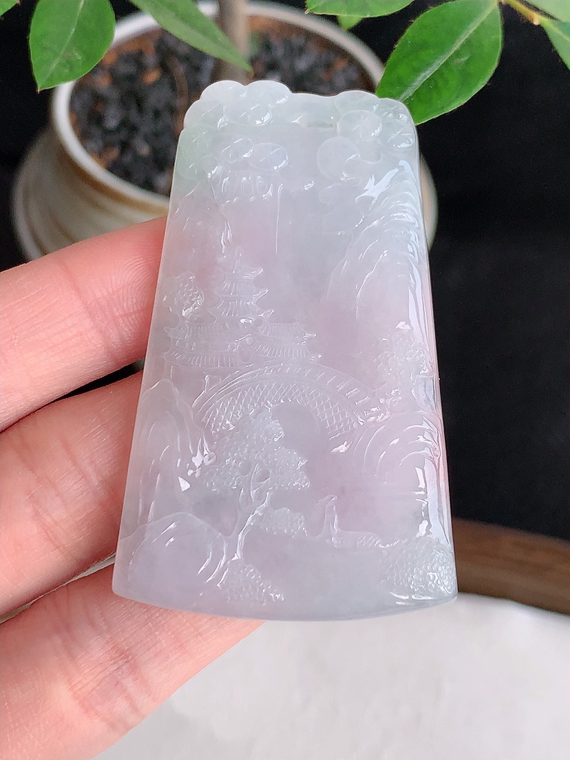 天然A货翡翠白冰白月光意境山水牌吊坠 
尺寸57.3-35-4.5mm 重量23.06g 0426