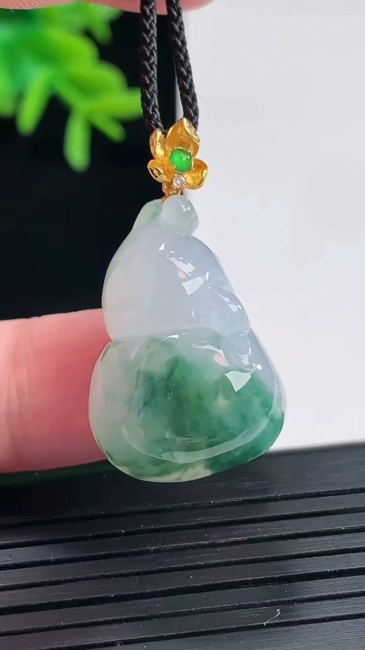 天然A货翡翠18k金飘花葫芦吊坠，尺寸25.5-18-12.5重量:9.82g
4月27日