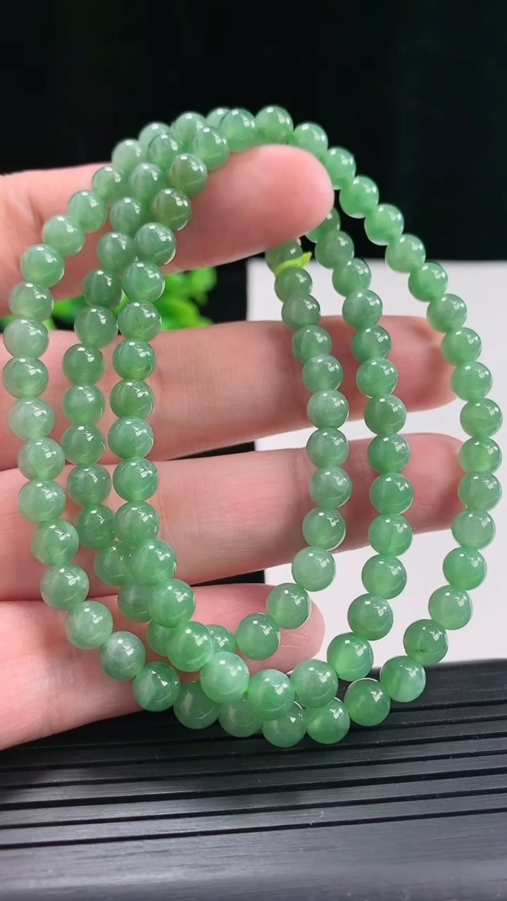 天然A货翡翠圆珠项链，尺寸6-104颗重量:35.95g4月27日
工厂直销收藏佳品,种好水足，色泽均匀，有种有色，上手高大气！