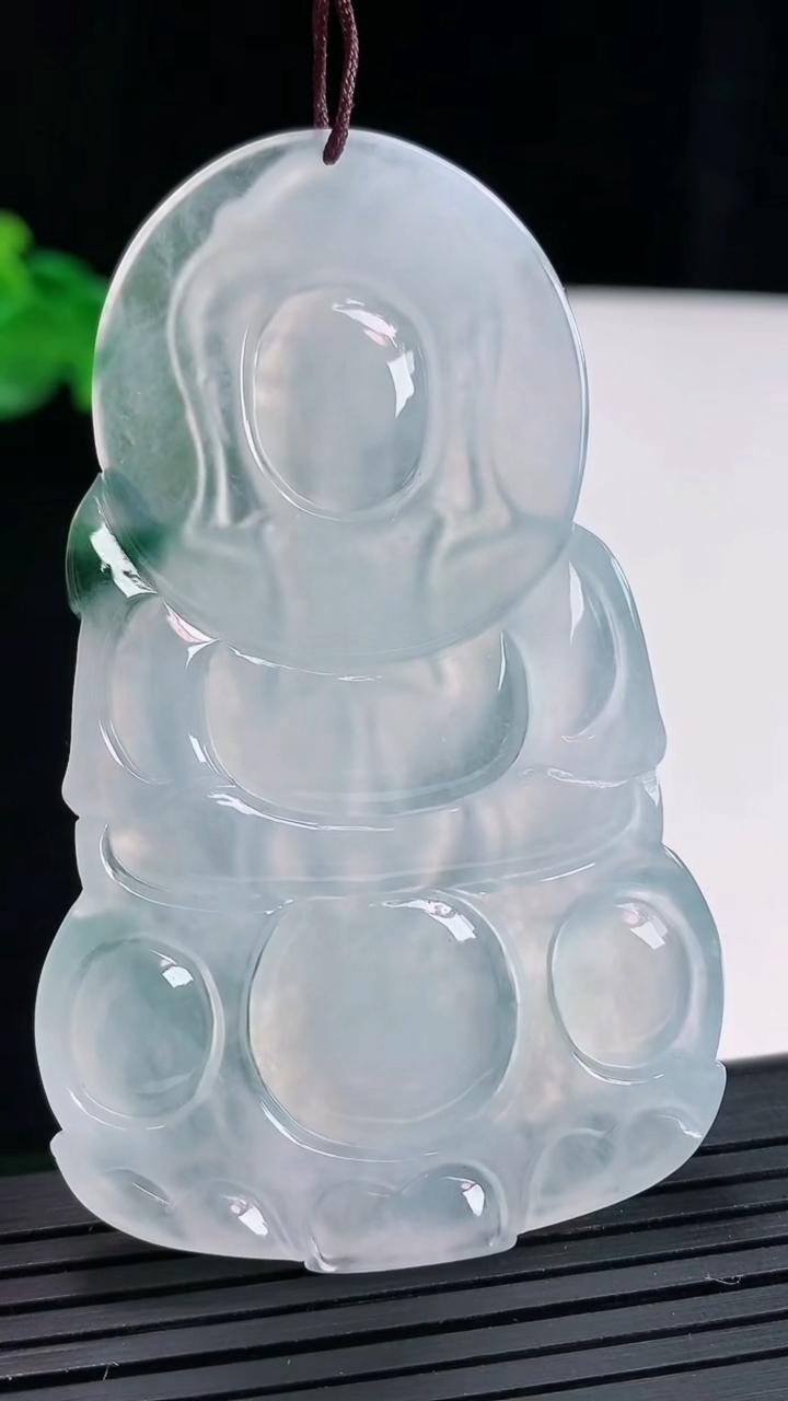 天然A货翡翠种飘花正装观音吊坠，尺寸70.5-43-5重量:32.02g
4月27日