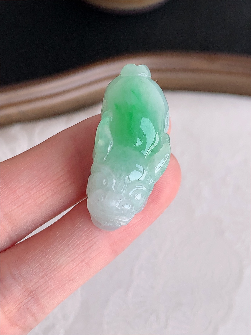 天然A货翡翠飘绿招财貔貅吊坠 
尺寸31-13.2-14mm 重量13.00g 0426