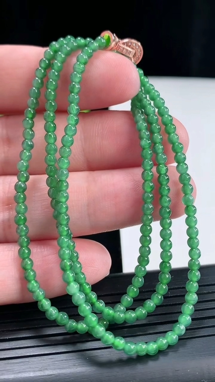 天然A货翡翠圆珠项链，尺寸3-182颗重量:9.10g4月27日
工厂直销收藏佳品,种好水足，色泽均匀，有种有色，上手高大气！