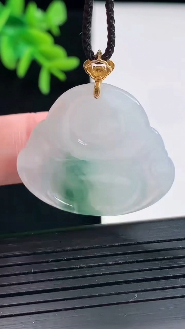 天然A货翡翠种飘花佛公吊坠，尺寸29-32.5-5.5重量:9.40g
4月27日