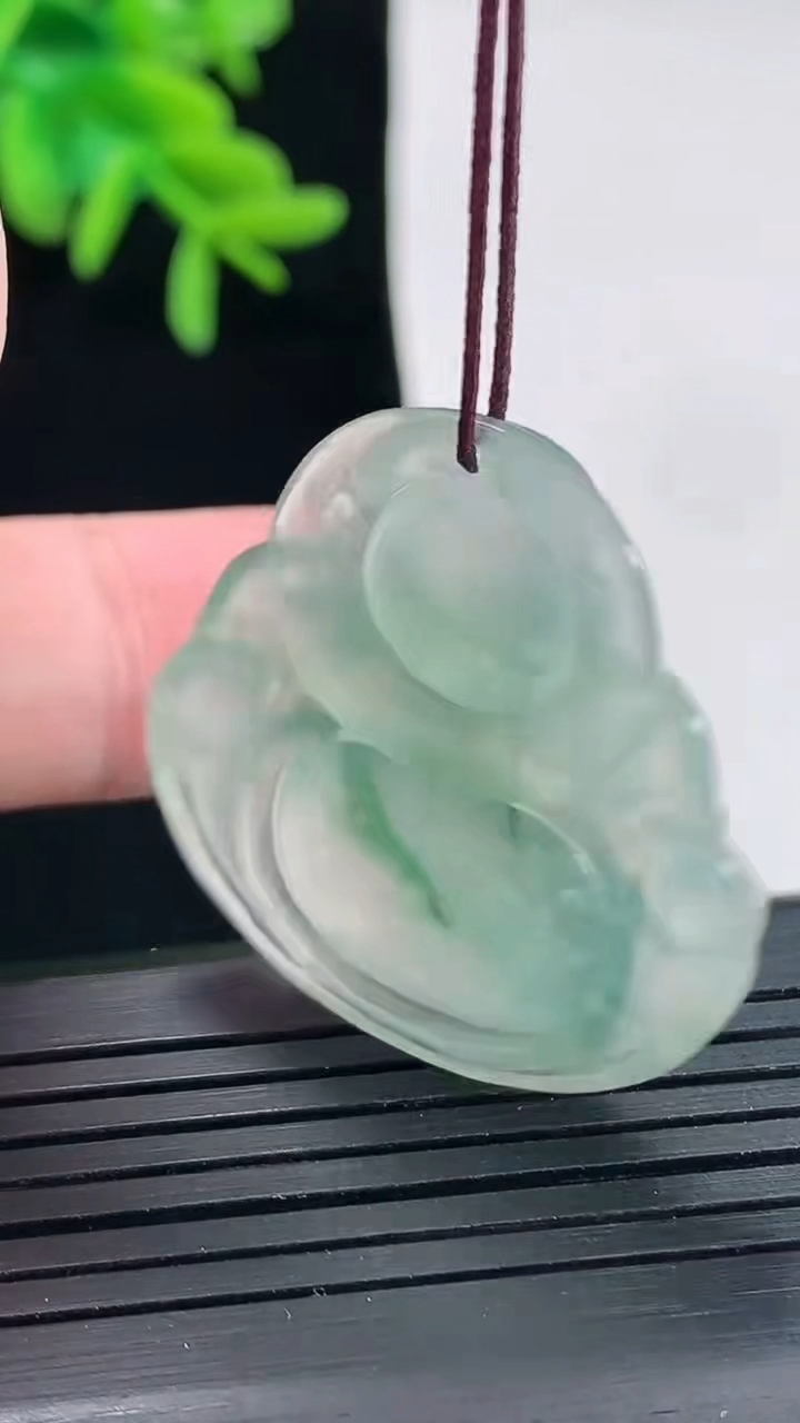 天然A货翡翠种飘花佛公吊坠，尺寸31-33-5.6重量:8.95g
4月27日