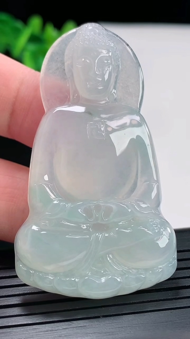 天然A货翡翠大日如来佛吊坠，尺寸60.6-35-5.5重量:21.36g
4月27日