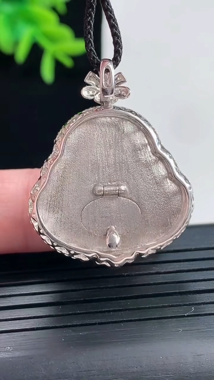 天然A货翡翠佛公吊坠，尺寸33.6-27-10，裸石23-25重量:8.89g
4月27日