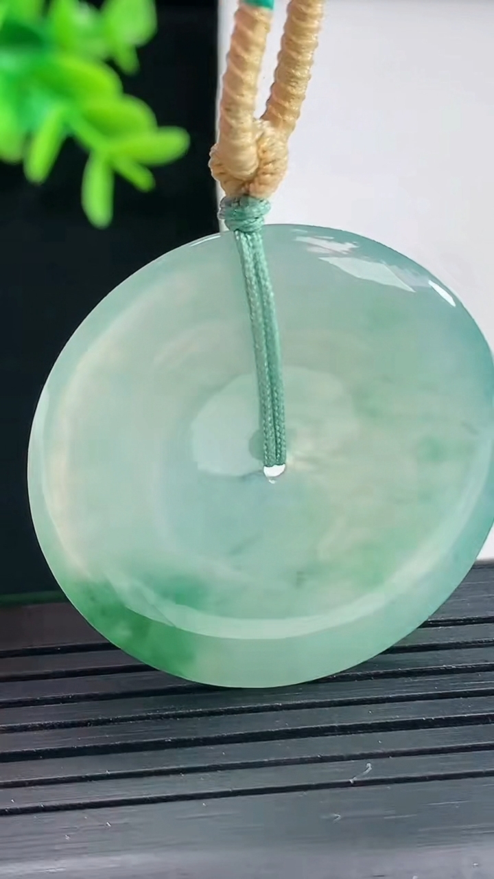 天然A货翡翠种飘花平安扣吊坠，尺寸36-5.6重量:17.55g
4月27日