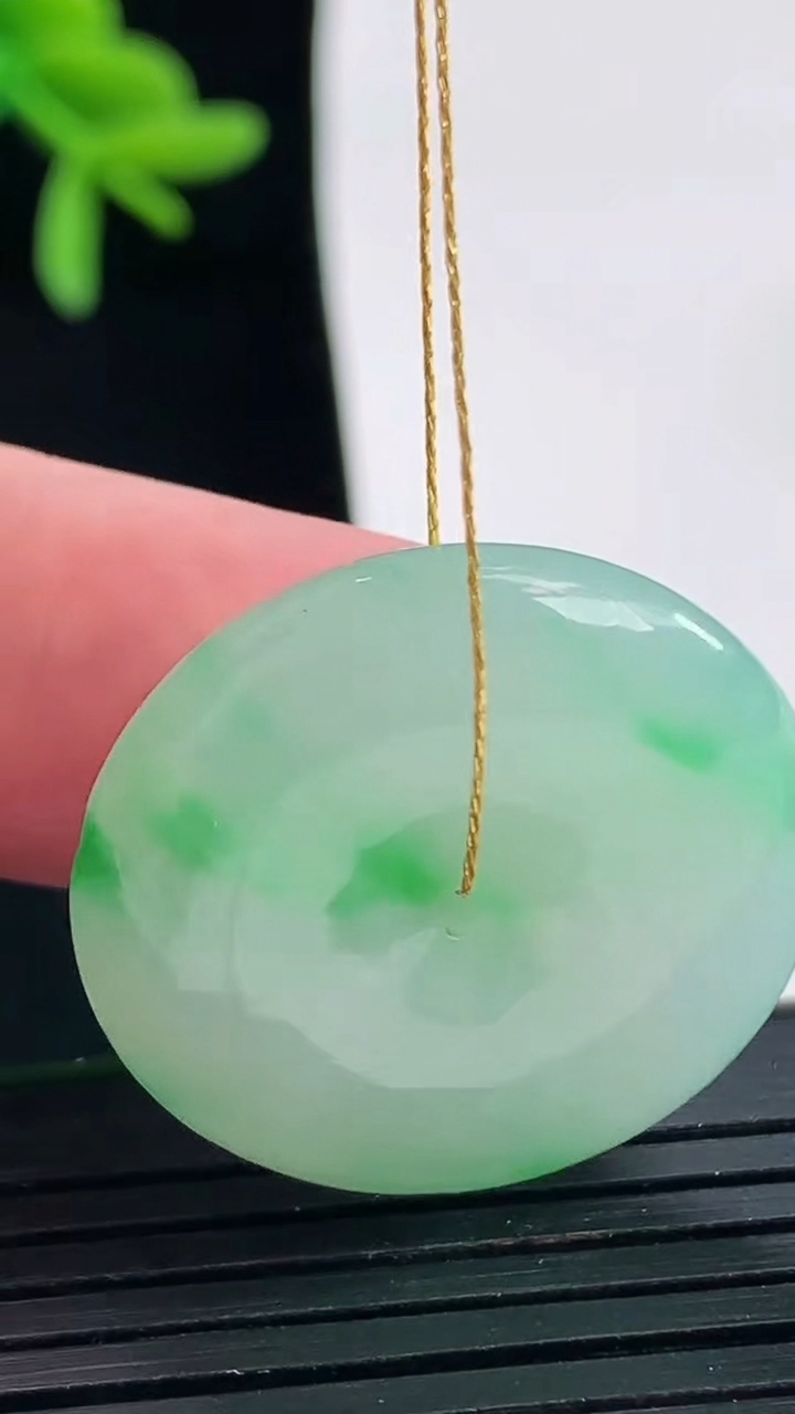 天然A货翡翠平安扣吊坠，尺寸26.5-6.5重量:10.21g
4月27日