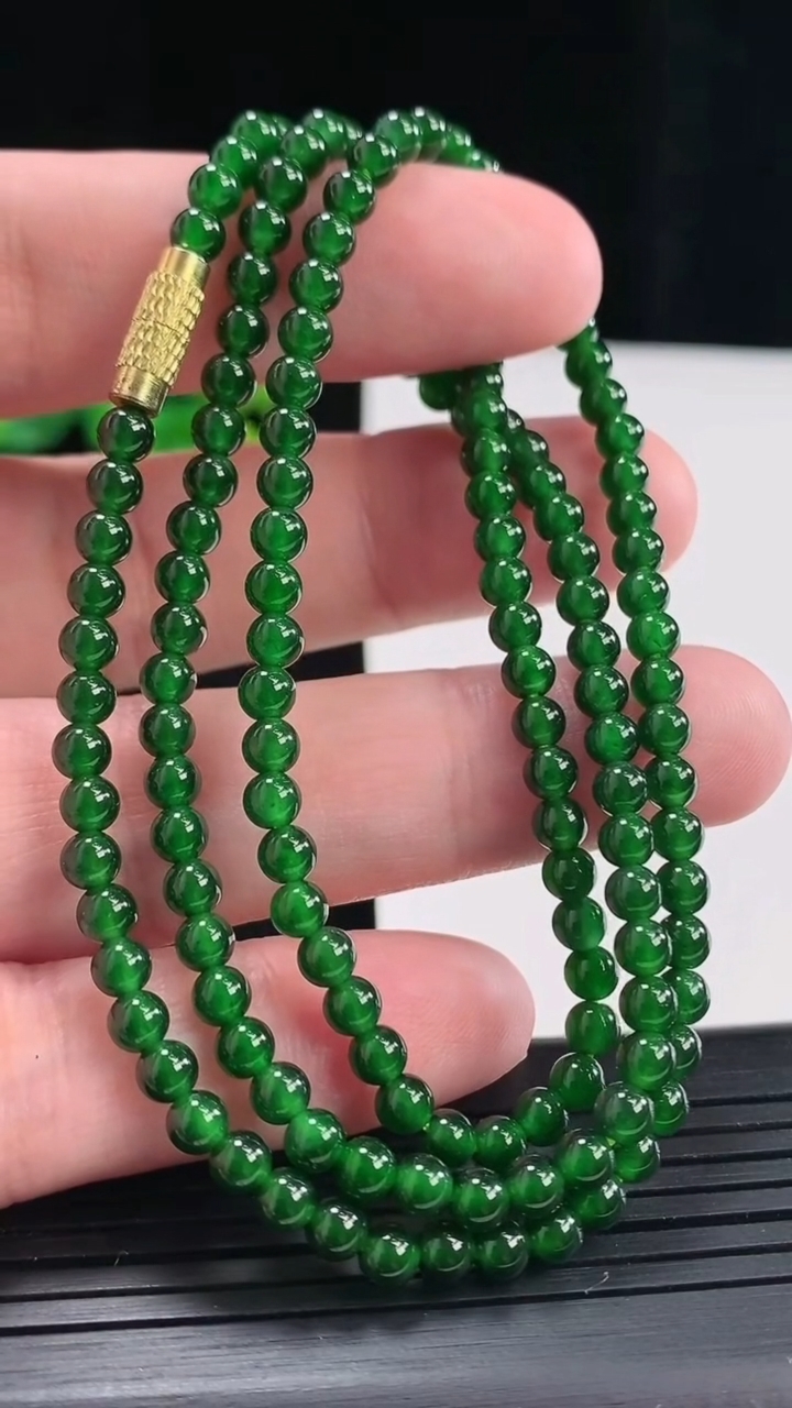 天然A货翡翠圆珠项链，尺寸4-150颗重量:16.06g4月27日
工厂直销收藏佳品,种好水足，色泽