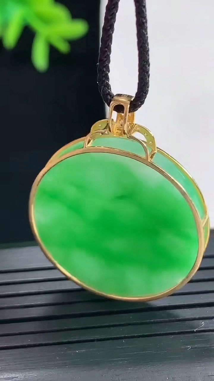 天然A货翡翠无事牌吊坠，尺寸31.5-26-4，裸石26重量:7.41g
4月27日