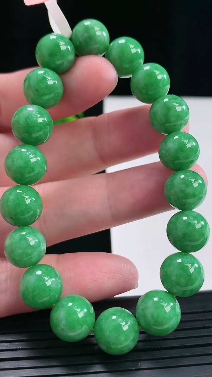 天然A货翡翠圆珠手串，尺寸11-18颗重量:41.50g4月27日
工厂直销收藏佳品,种好水足，色泽