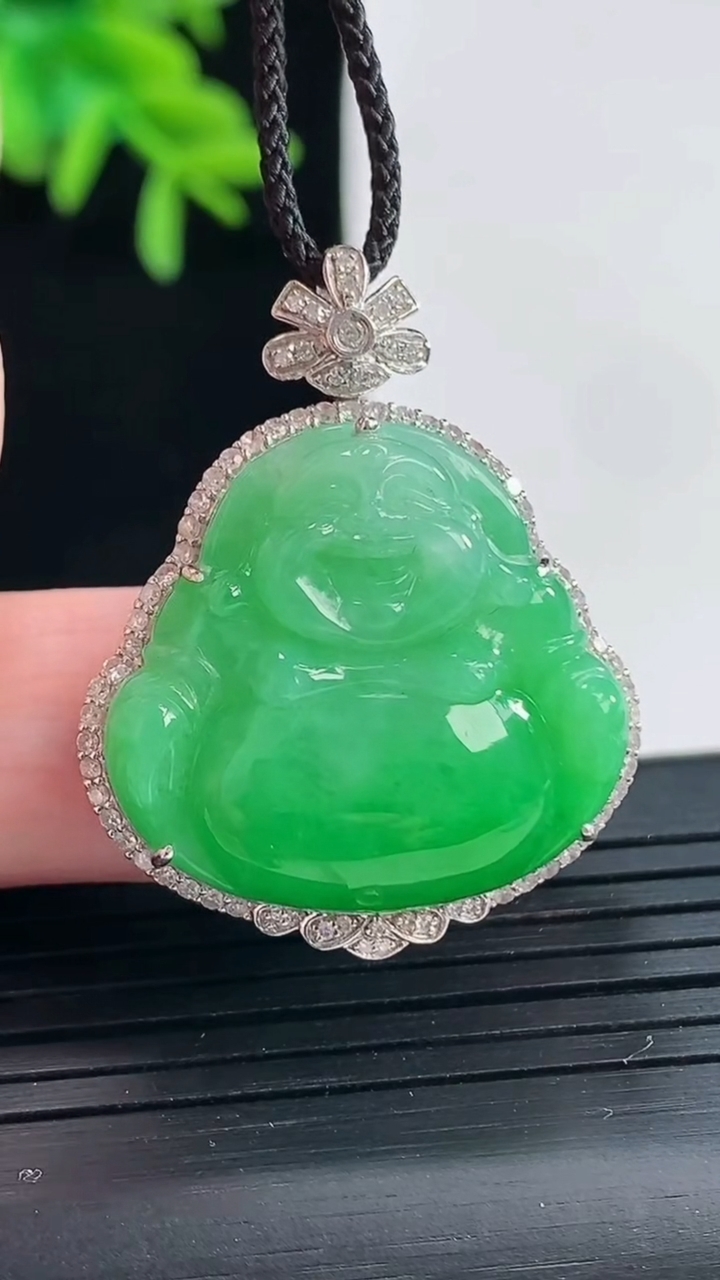 天然A货翡翠佛公吊坠，尺寸33.6-27-10，裸石23-25重量:8.89g
4月27日