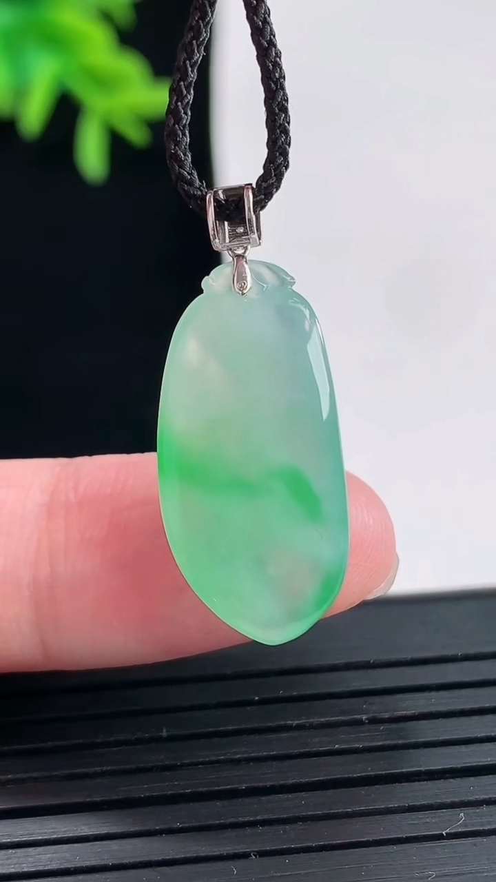 天然A货翡翠福瓜吊坠，尺寸21-12-5重量:2.84g
4月27日