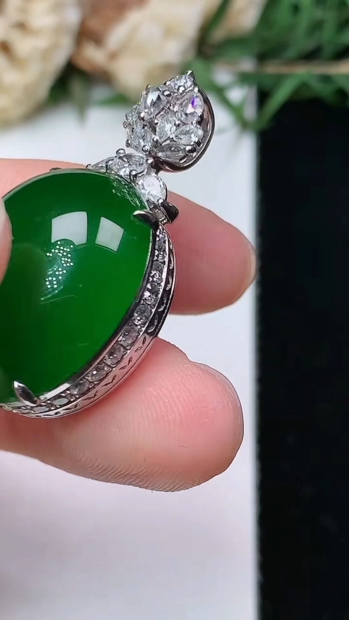 天然A货翡翠蛋面吊坠，尺寸20.2-17.8-13.6，重量:9.39g
4月27日