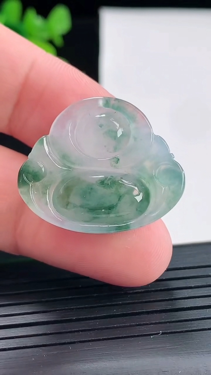 天然A货翡翠飘花佛公吊坠，尺寸24-28.6-6.2重量:6.46g
4月27日