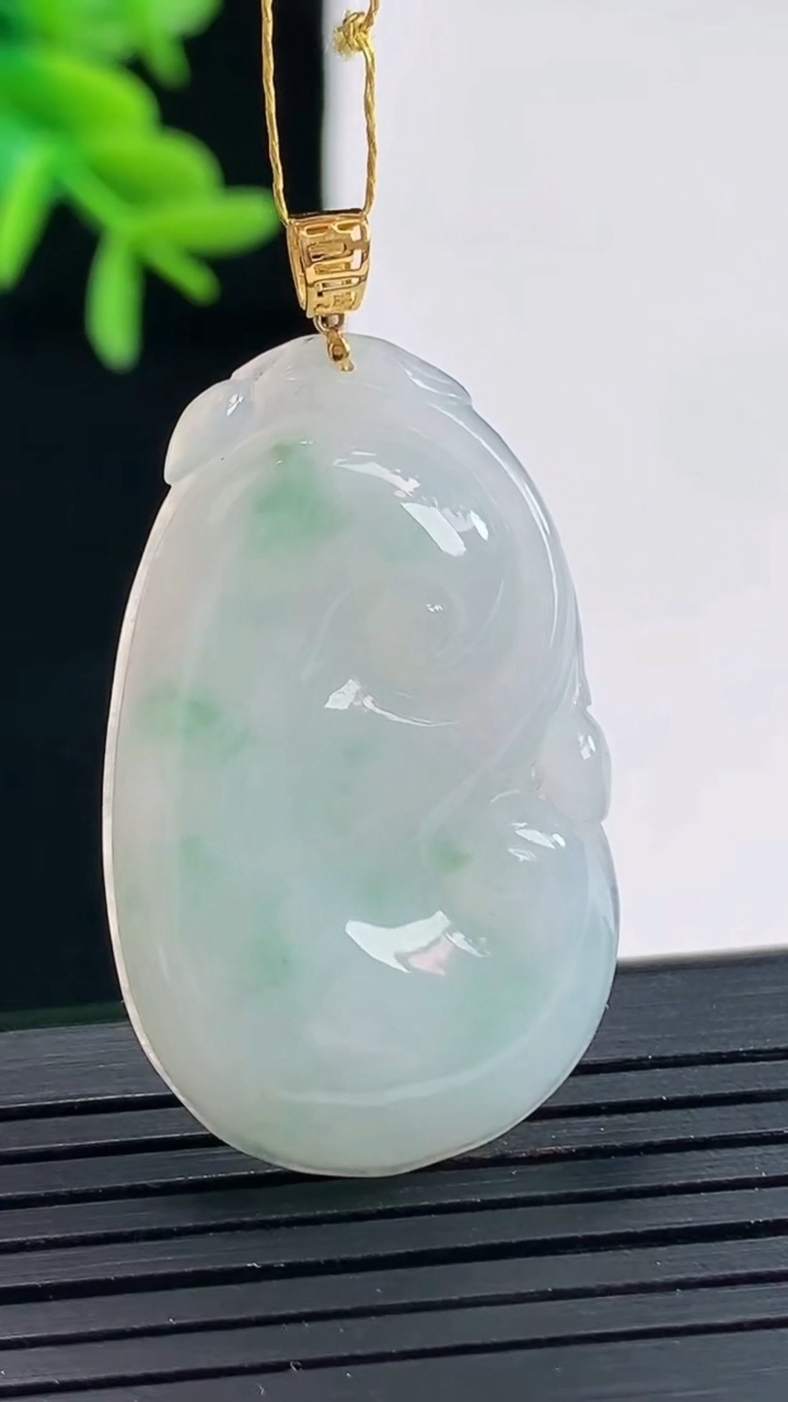 天然A货翡翠18k金飘花如意吊坠，尺寸33.6-22-5.2重量:7.99g
4月27日