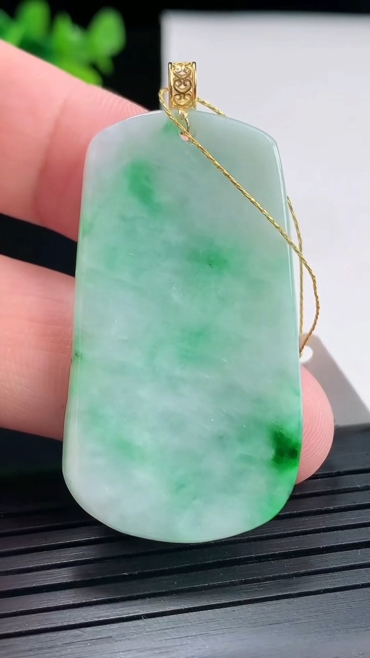 天然A货翡翠和和美美 荷叶鱼吊坠，尺寸42-24-5.5重量:13.56g
4月27日