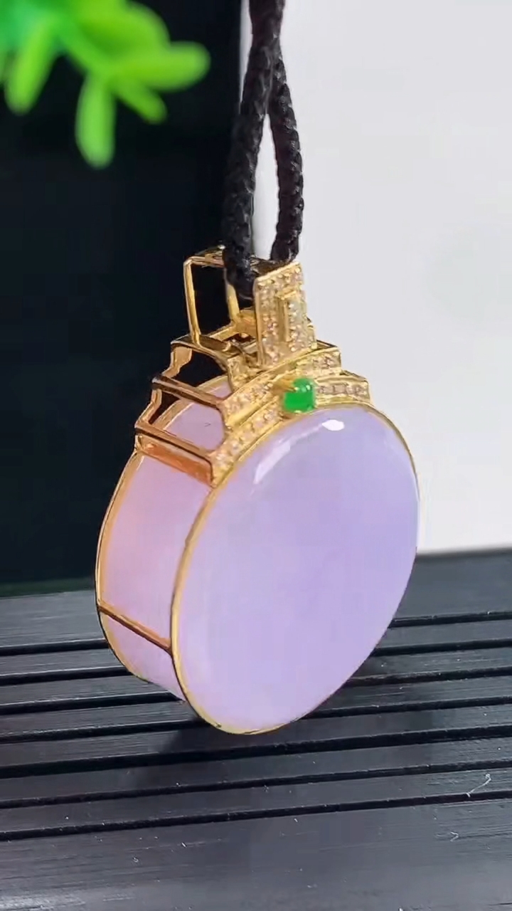 天然A货翡翠18k金紫罗兰无事牌吊坠，尺寸29-21-8，裸石20重量:9.98g
4月27日