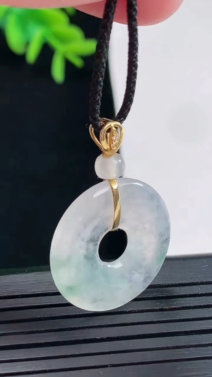 天然A货翡翠平安环吊坠，尺寸22.8-3.5重量:4.15g
4月27日