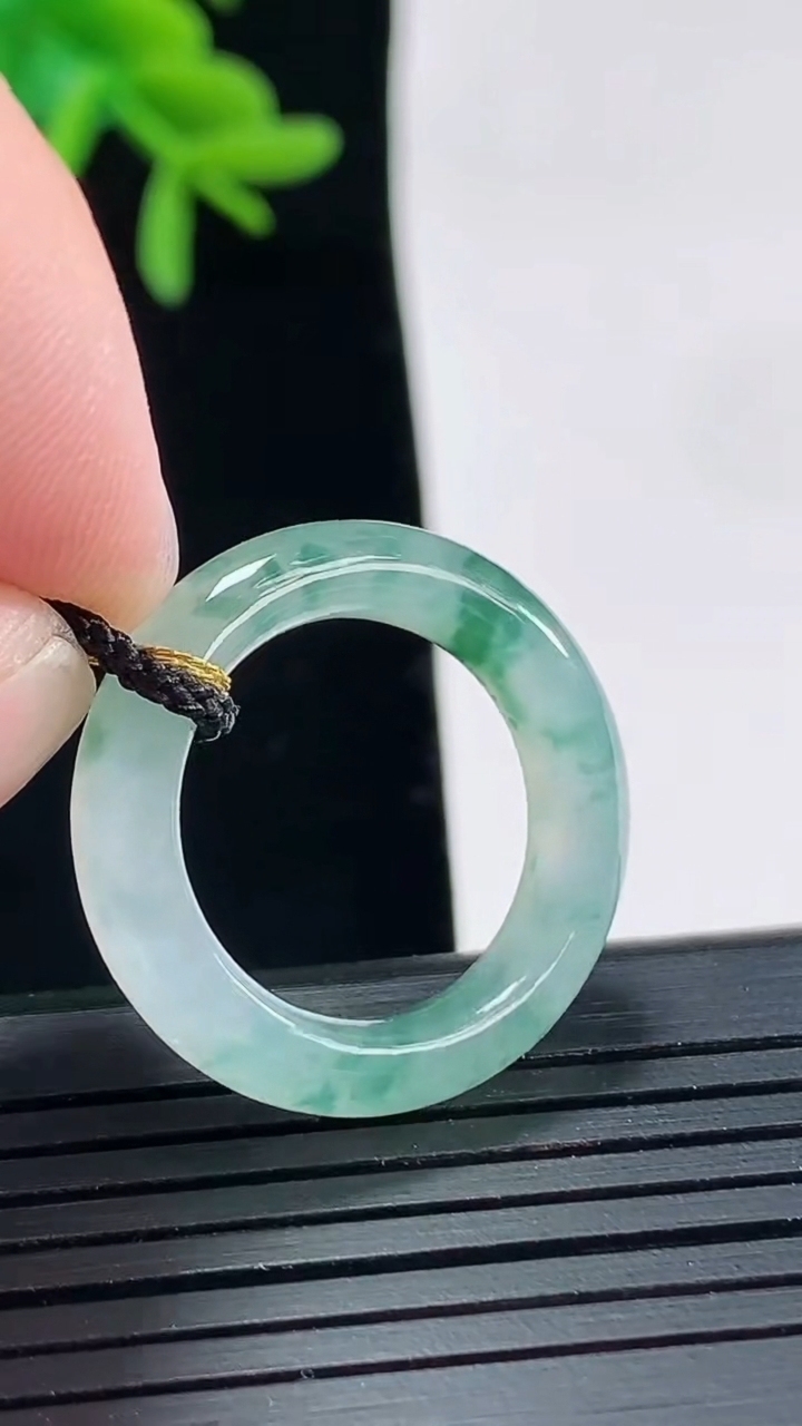 天然A货翡翠飘花玉指环 戒指，尺寸16.8-5.5-4重量:4.09g2026年4月27日
工厂直销收藏佳品,种好水足，色泽均匀，有种有色，上手高大气！