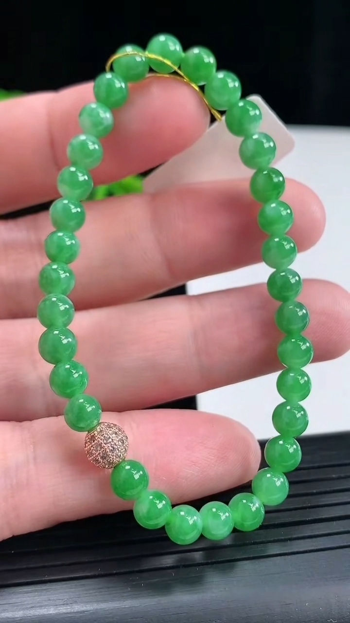 天然A货翡翠圆珠手串，尺寸5.5-32颗重量:8.89g4月27日
工厂直销收藏佳品,种好水足，色泽均匀，有种有色，上手高大气！