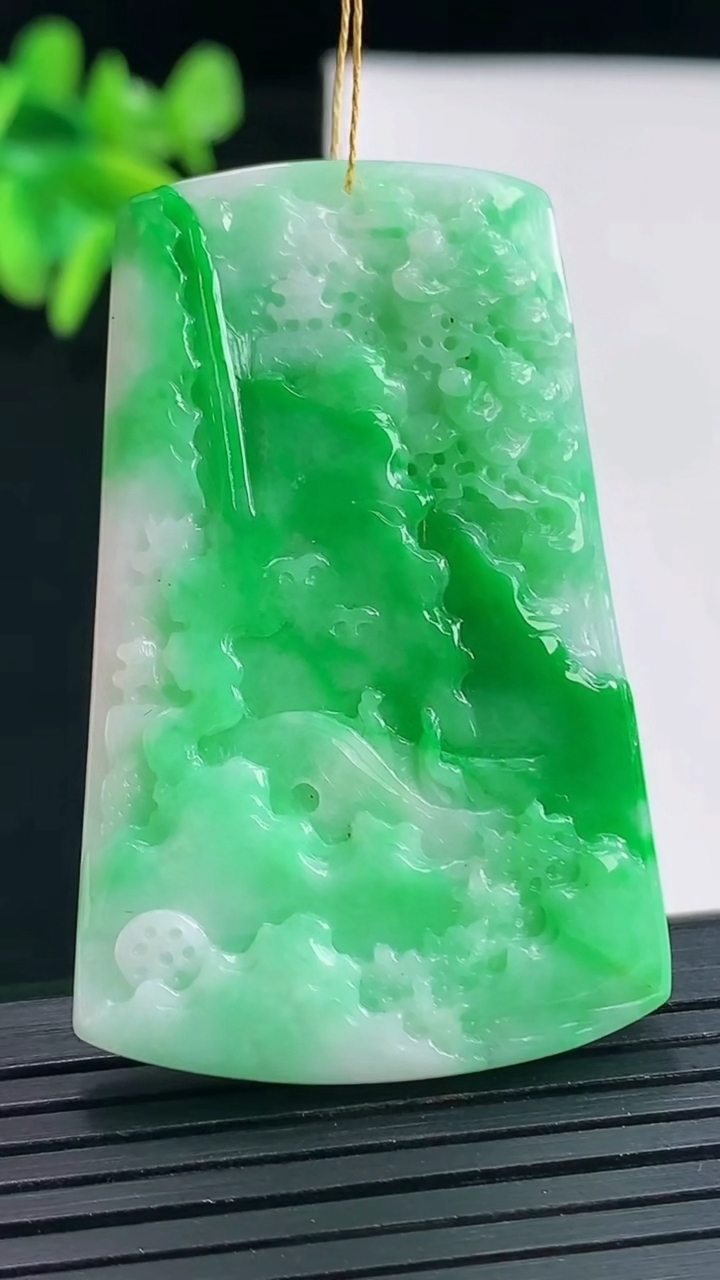 天然A货翡翠山水牌吊坠，尺寸49-31.6-5.2重量:21.24g
4月27日