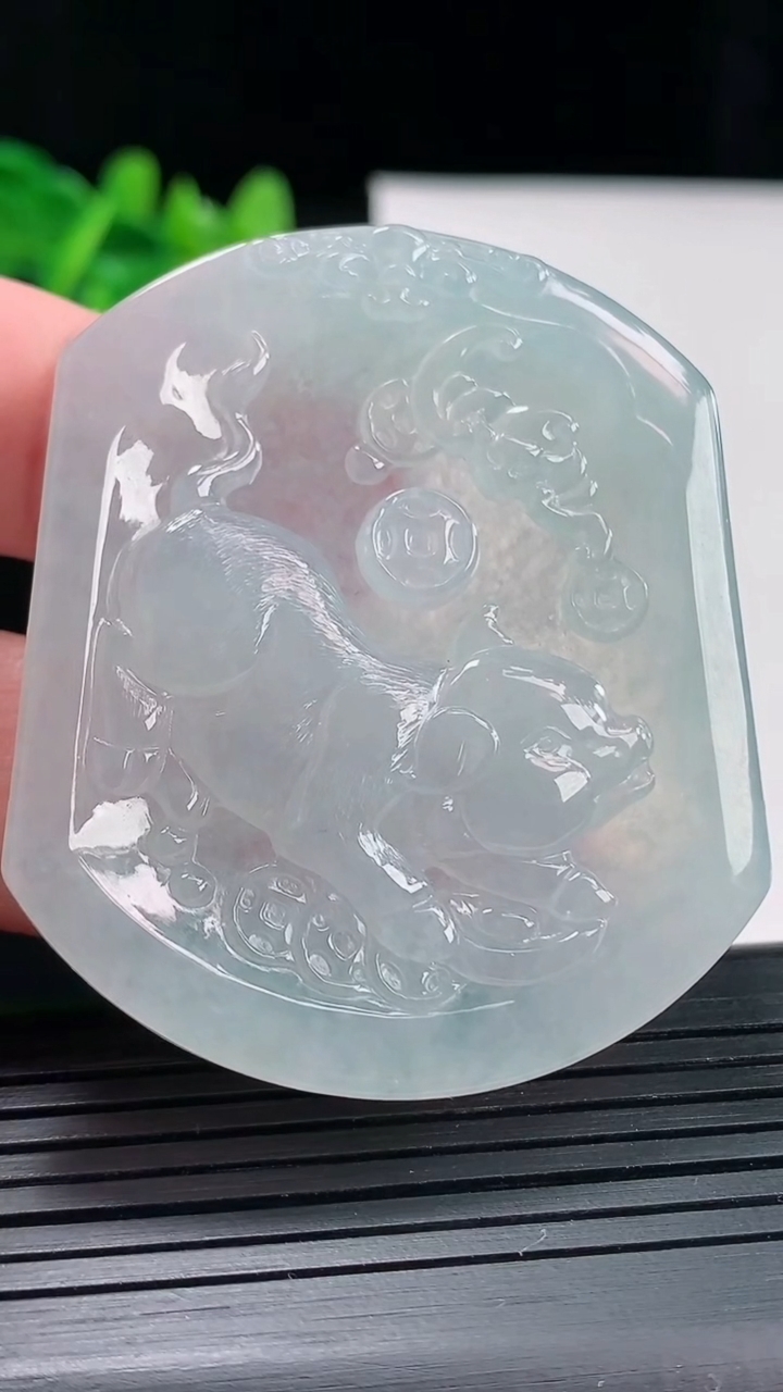 天然A货翡翠生肖猪吊坠，尺寸53.5-45-5重量:31.28g
4月27日