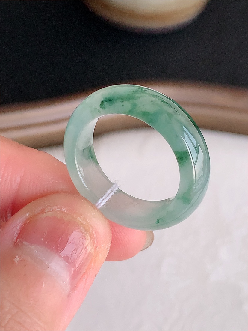 天然A货翡翠飘花素面戒指 
尺寸17.2-6-3.6mm 重量4.16g 0426