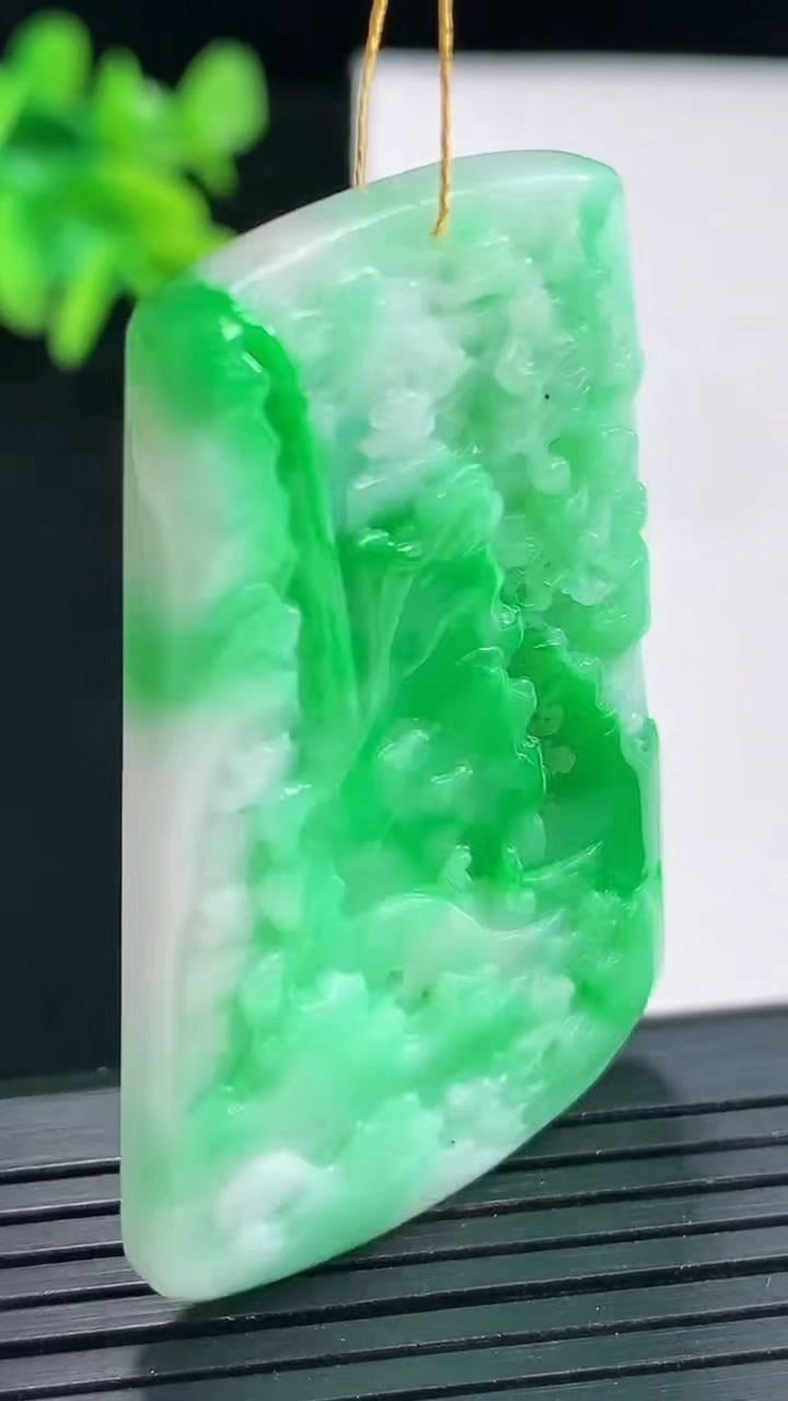 天然A货翡翠山水牌吊坠，尺寸49-31.6-5.2重量:21.24g
4月27日