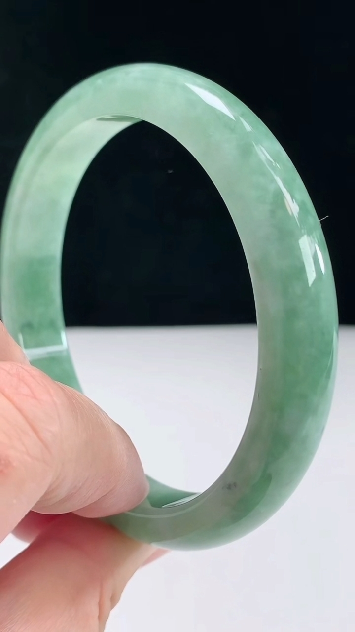 圈口66翡翠a货宽边大圈口手镯尺寸66-12.3-8.4重:66.27g2224月27日