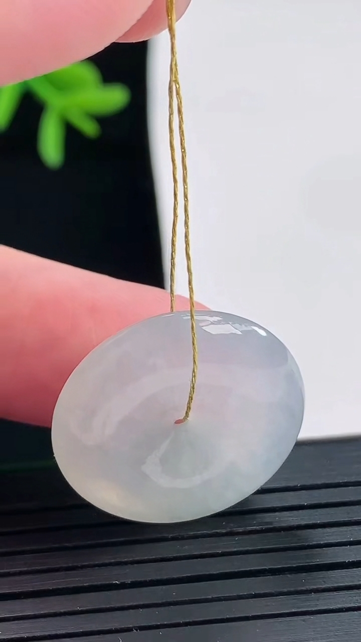 天然A货翡翠飘花平安扣吊坠，尺寸23-5.5重量:6.26g
4月27日